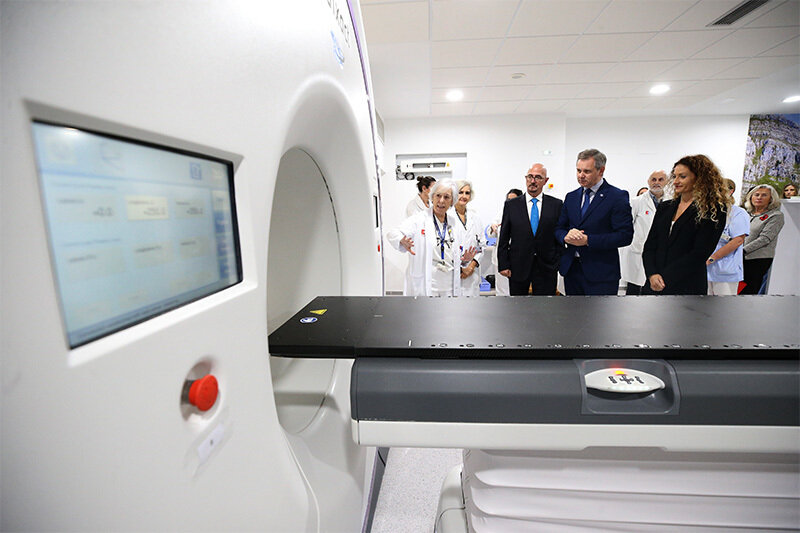 El ex ministro de Sanidad, José Miguel Miñones, y el consejero de Salud del Gobierno de Cantabria, César Pascual, durante una visita al Hospital Universitario Marqués de Valdecilla en noviembre. (Foto:  Lara Revilla, Gobierno de Cantabria)