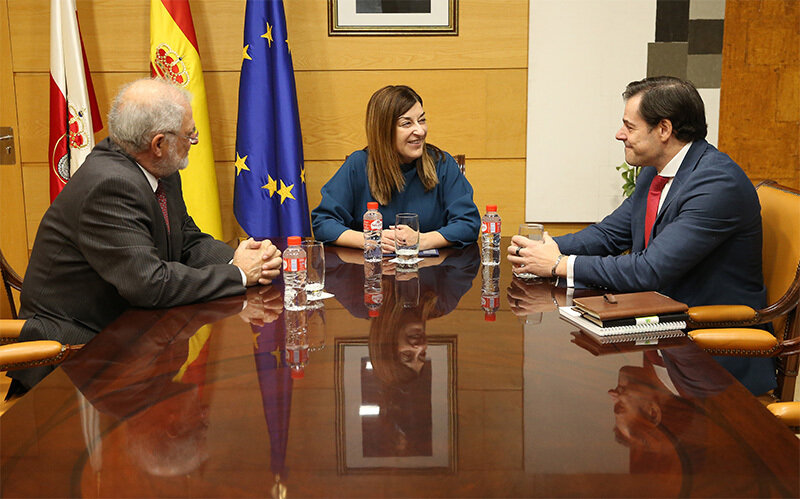 La presidenta de Cantabria en la reunión con los representantes de Mutua Montañesa (Foto: Gobierno de Cantabria)