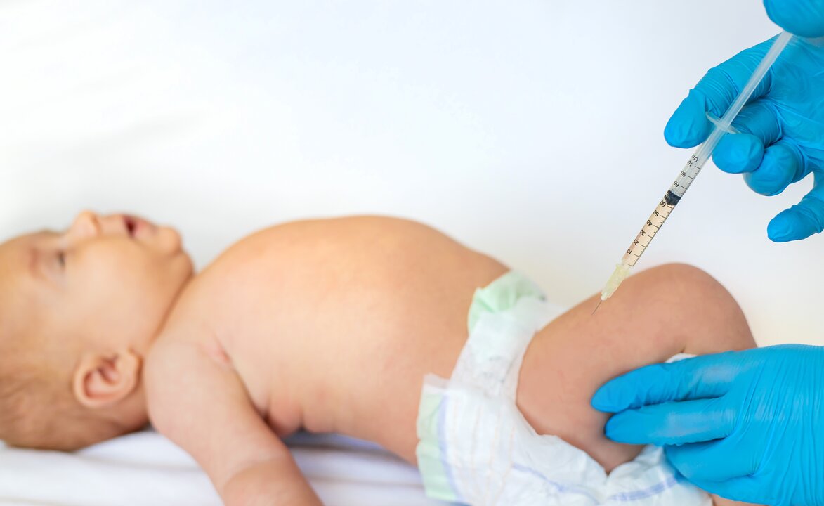 Un profesional sanitario vacuna a un bebé (Foto: envato)