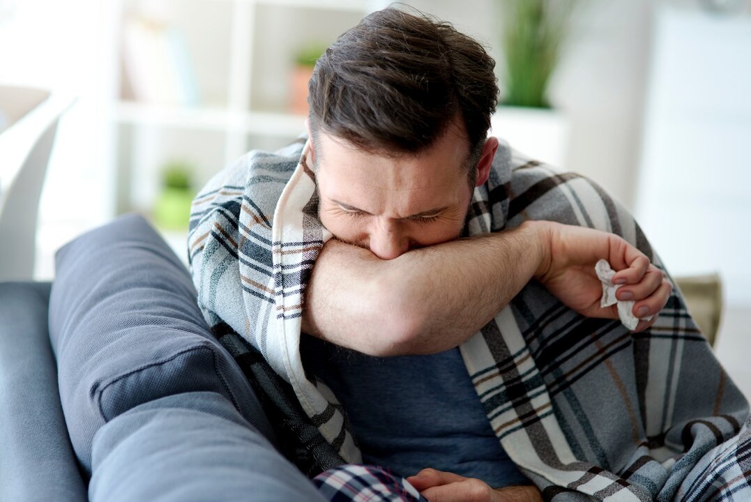 Hombre resfriado (Foto: envato)