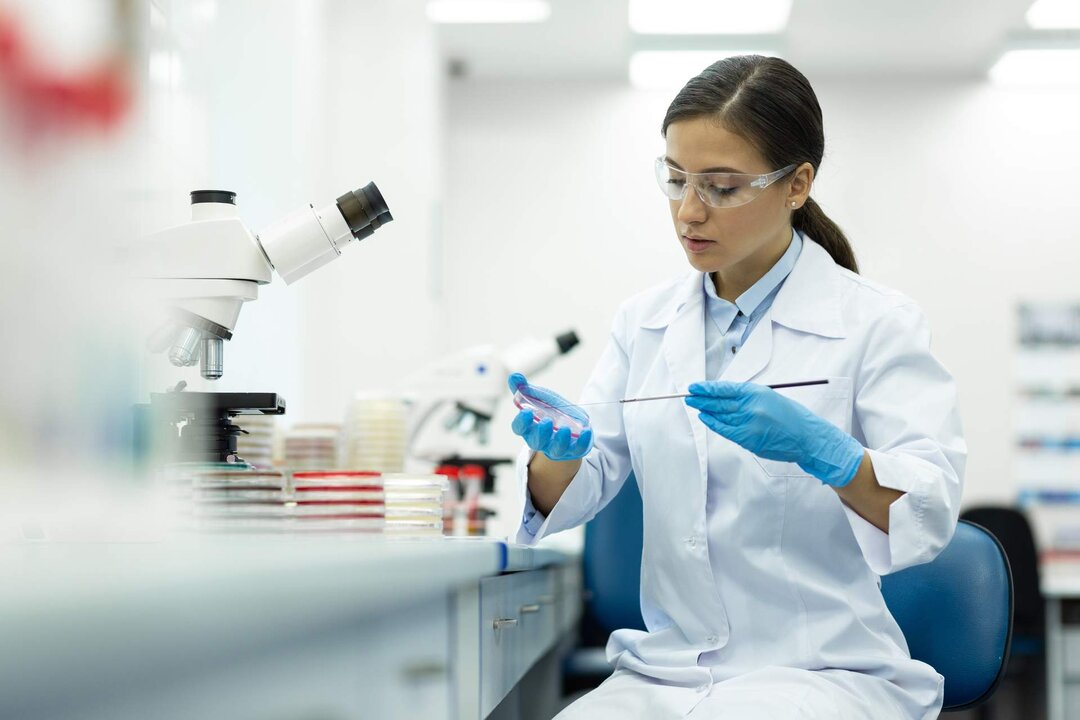 Imagen de una mujer en un laboratorio (Foto: envato)