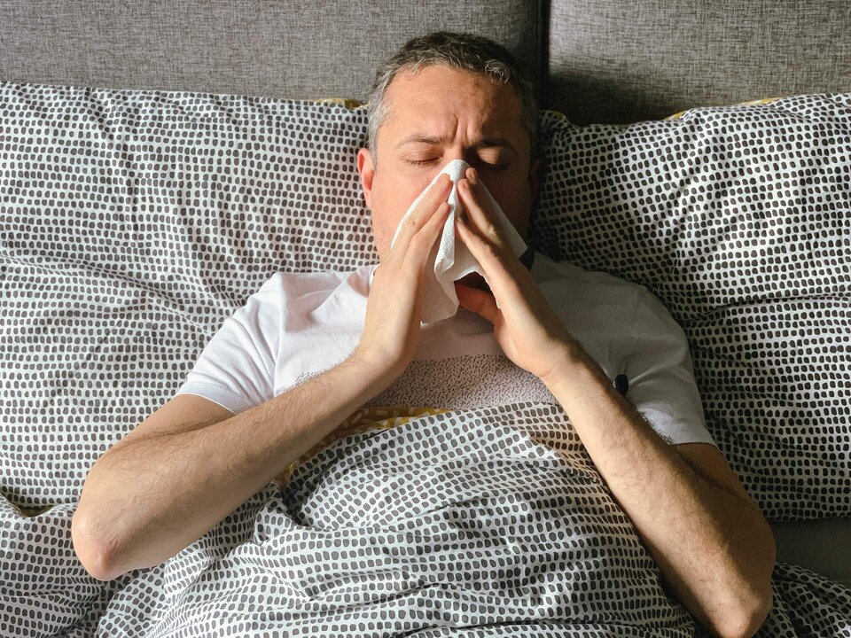 Hombre con gripe (Foto: envato)