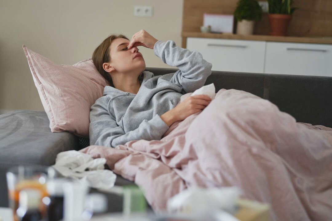 Imagen de una mujer con gripe (Foto: envato)