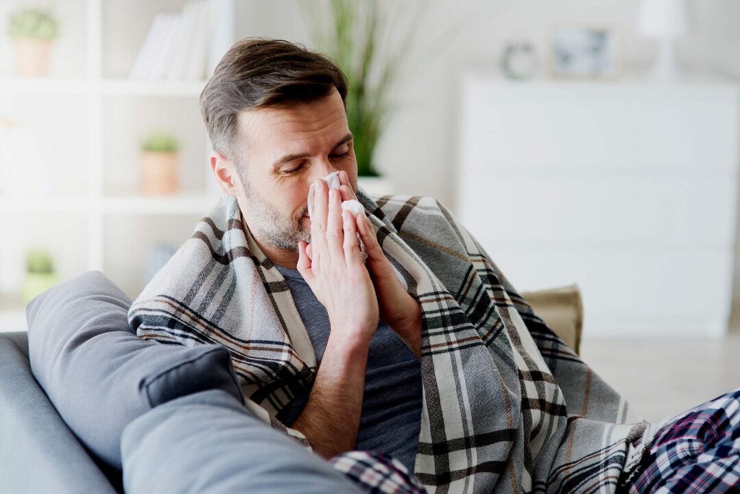 Imagen de un hombre con gripe (Foto: envato)