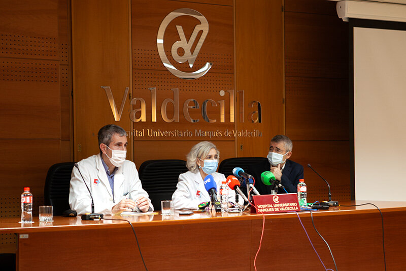 El coordinador de trasplantes de Valdecilla, Eduardo Miñambres, la gerente de Valdecilla, María Dolores Acón y el gerente del SCS, Luis Carretero, en la rueda de prensa (Foto: Leticia Navarro)