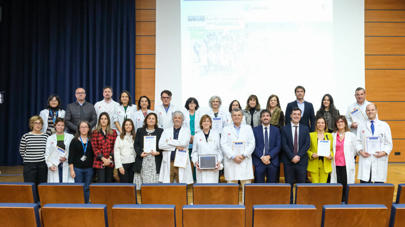 La gerente de Valdecilla y premiados durante el acto de entrega (Foto: Gobierno de Cantabria)