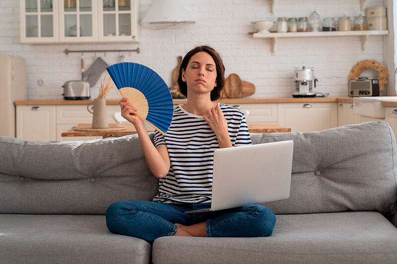 Mujer trabajando con calor (Foto: envato)