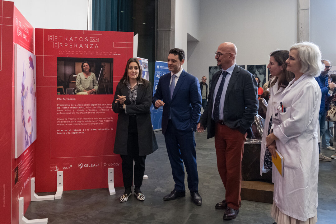 Los participantes en la inauguración visitando la muestra plástica (Foto: Gobierno de Cantabria)