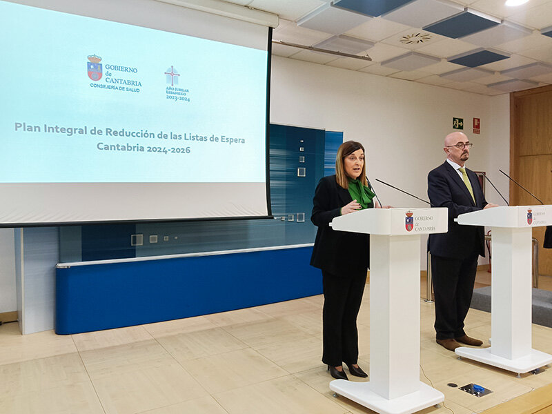 La presidenta de Cantabria y el consejero de Salud en la rueda de prensa de esta mañana (Foto: Irene Olmo)