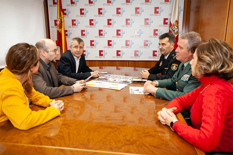 Entrega de los carteles (Foto: Gobierno de Cantabria)