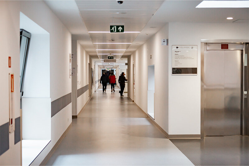 Pasillo del Hospital Valdecilla (Foto: Medicina Cantabria)