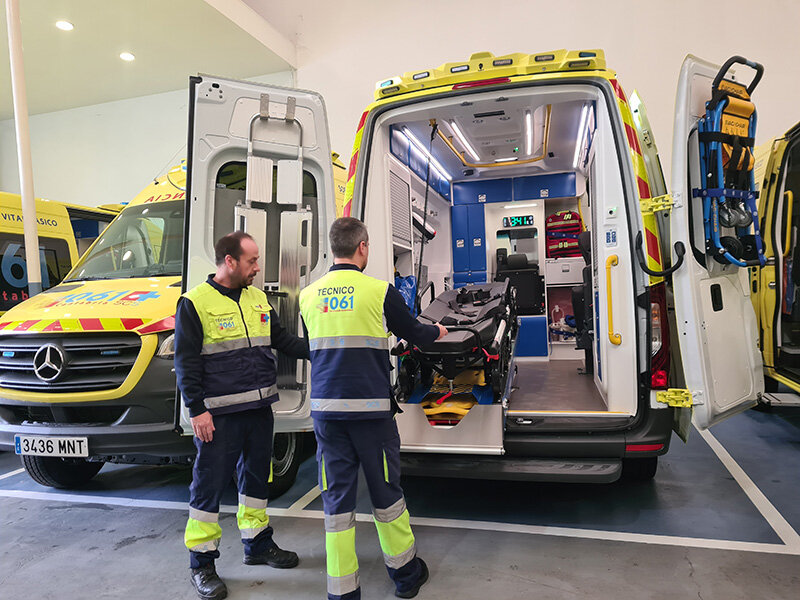 Profesionales explican el funcionamiento de las ambulancias (Foto: Medicina Cantabria)