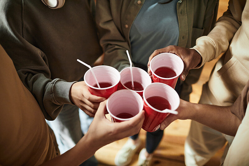 Jóvenes tomando alcohol (Foto: envato)