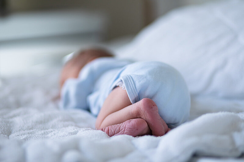 Neonato con marcas de inyección tras las pruebas de enfermedad (Foto: envato)