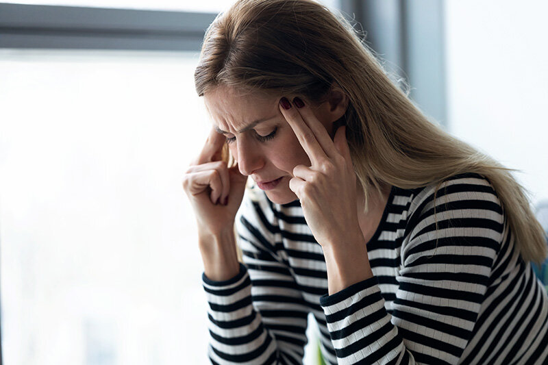 Mujer expresando dolor de cabeza (Foto: envato)