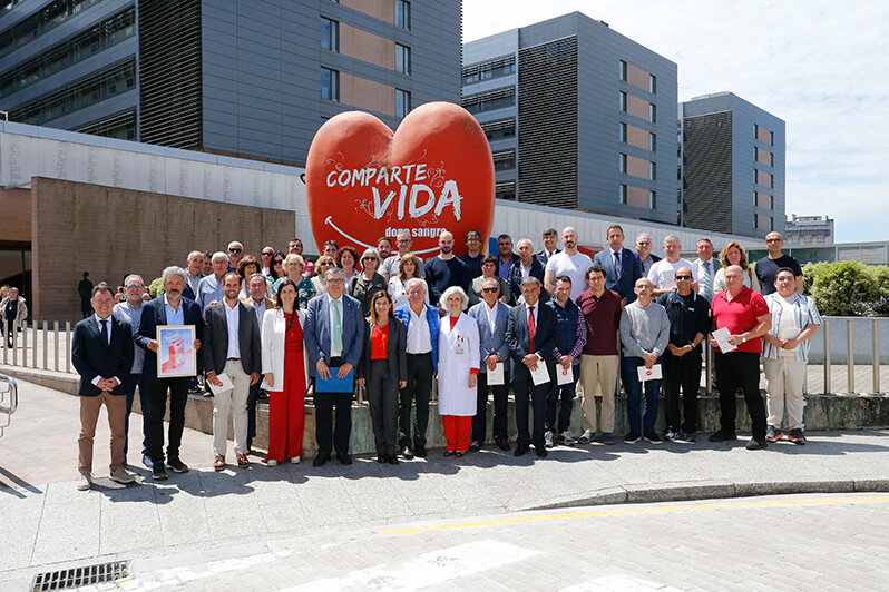 Foto de familia con los donantes que han recibido el reconocimiento (Foto: Gobierno de Cantabria)