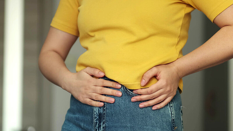 Mujer con dolor de estómago (Foto: envato)