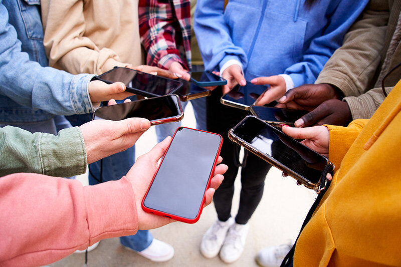 Jóvenes con sus móviles (Foto: envato)