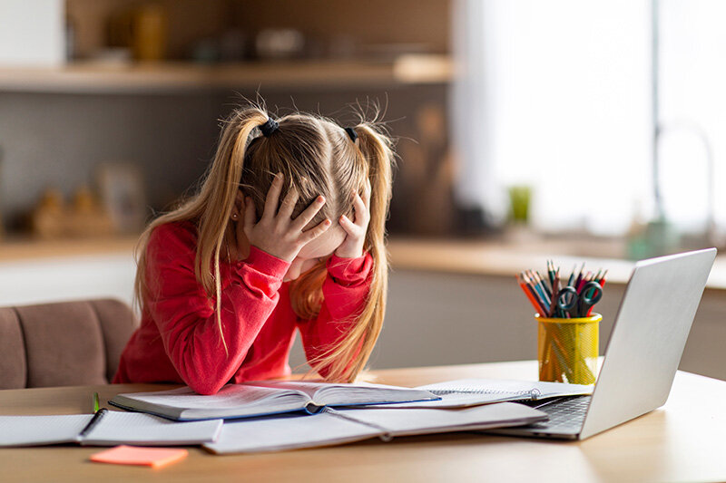 Niña con dificultades para hacer los deberes (Foto: envato)