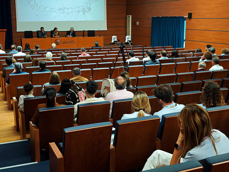 El salón de actos Gómez Durán durante la jornada (Foto: Medicina Cantabria)