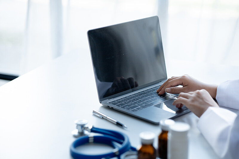 Médico realizando un informe (Foto: envato)