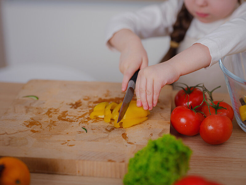 Niña con alimentos saludables (Foto: envato)