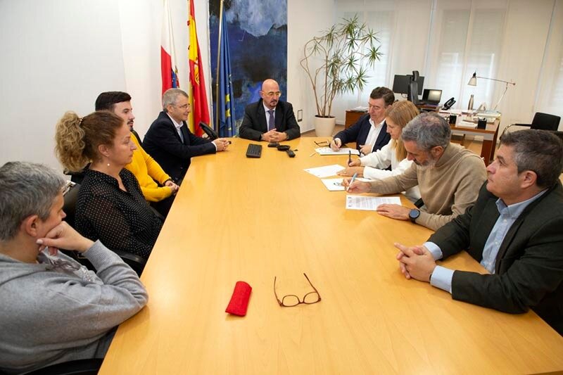 Firma del acuerdo (Foto: Gobierno de Cantabria)