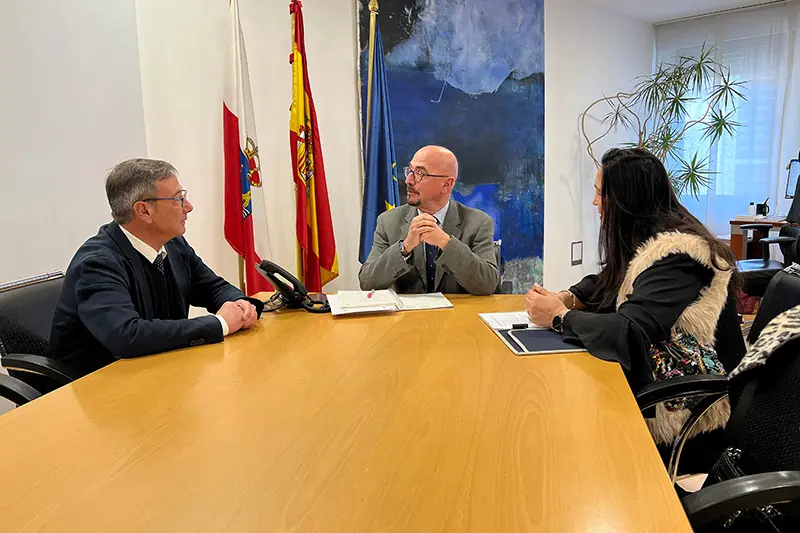 El consejero César Pascual junto al alcalde del municipio y la concejala de Sanidad (Foto: Gobierno de Cantabria)