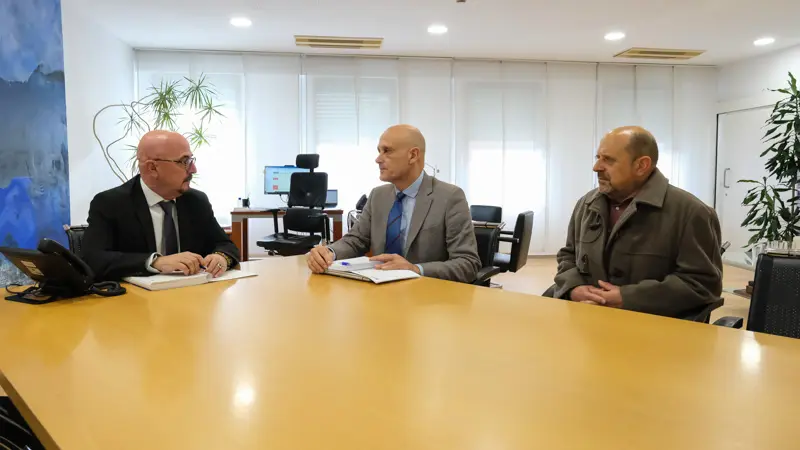 El consejero de Salud con el alcalde de Los Corrales (Foto: Gobierno de Cantabria)