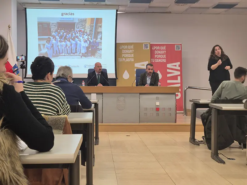 El consejero de Salud y el director del Banco de Sangre y Tejidos de Cantabria en rueda de prensa (Foto: Medicina Cantabria)