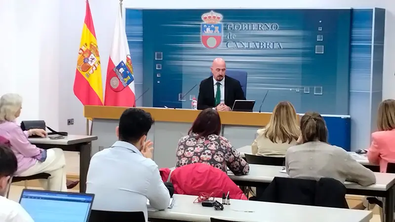 El consejero durante la rueda de prensa (Foto: Medicina Cantabria)